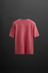 Camiseta color ladrillo de corte relaxed fit, cuello redondo y manga corta.