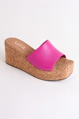 Sandalia negra de cuero con plataforma de corcho, taco de 6.5 cm y plantilla cuadrada.