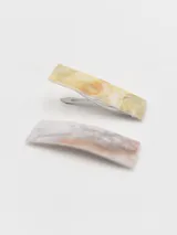Set de dos broches para el pelo con diseño de mármol en tonos beige y gris.