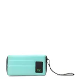 Billetera acolchada color celeste con cierre, con logo MC en etiqueta de cuero sintético negra. Incluye correa de muñeca desmontable.