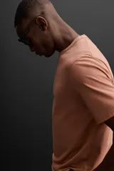 Camiseta relaxed fit color beige confeccionada en tejido con mezcla de algodón, cuello redondo, manga corta y logo estampado en el bajo. Zara Athleticz.