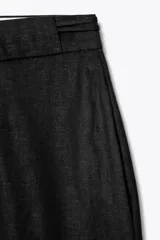 Pantalón ancho de tiro medio, confeccionado en hilatura con lino y viscosa. Presenta cintura elástica ajustable con cordones, bolsillos laterales ocultos en costura y pierna ancha.