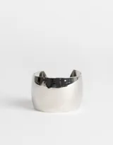 Brazalete ancho de metal plateado.