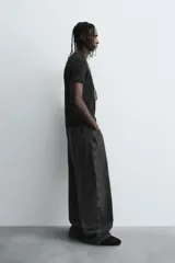 Camiseta negra de corte slim fit, cuello redondo y manga corta. Confeccionada en tejido de algodón con elasticidad y acabados en rib.