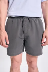 Short de baño gris oscuro con cintura elastizada y cordón ajustable.