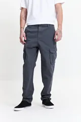 Pantalón cargo gris sin puños, con pasacinto y calce regular. Confeccionado en 98% algodón y 2% spandex.