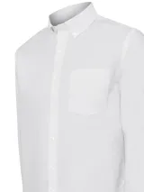 Camisa de vestir blanca, de corte regular, con cuello abotonado y bolsillo en el pecho. Confeccionada en popelina de algodón con spandex.