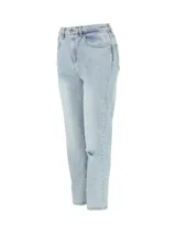 Pantalón de jean celeste claro con rotura en la rodilla, corte recto y diseño de cinco bolsillos.