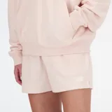 Short deportivo New Balance de dama, confeccionado en tejido French Terry color rosa pálido. Cuenta con bolsillos diagonales y cintura elástica.