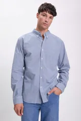 Camisa celeste con estampado de cuadros pequeños en blanco, de corte clásico, manga larga y cuello abotonado.
