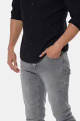 Pantalón de jean negro de corte skinny con tiro medio.