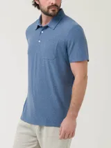 Chomba azul jaspeado de poliéster reciclado y spandex, con cuello polo abotonado, calce moderno y bolsillo de parche en el pecho.