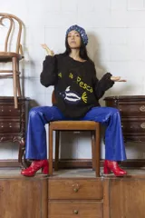 Sweater tejido y bordado a mano 100% en lana merino, de calce holgado con cuello a la base y puños. Presenta un bordado con la frase "A la pesca" y un pez.