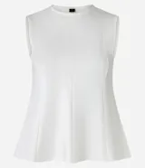 Blusa sin mangas color blanco, confeccionada en punto roma, con cuello redondo y corte peplum.