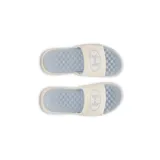 Sandalia Under Armour Ignite Pro 8 para mujer, color blanco con detalles en celeste. Presenta una tira ajustable con logo de la marca y plantilla de espuma viscoelástica.
