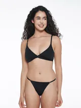 Soutien negro de microfibra sin aro ni relleno, con breteles finos regulables y espalda con cierre de gancho.