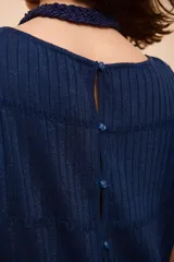 Top azul marino de tejido de punto acanalado, sin mangas y con cuello redondo con detalle de collar de cuentas.