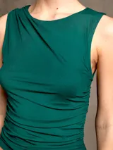 Musculosa verde esmeralda con cuello redondo y frunces laterales.