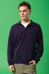 Buzo azul marino de friza con cuello polo y cierre parcial con cremallera.