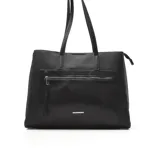 Cartera tipo tote bag de cuero sintético color negro, con doble asa de hombro, bolsillo frontal con cierre y logo metálico de la marca.