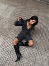 Campera de crochet de hilo celeste con negro, con cierre frontal y forro interior.