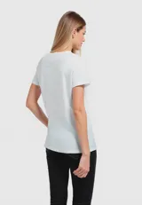 Remera blanca de algodón con estampado de langosta roja y texto en azul y amarillo.