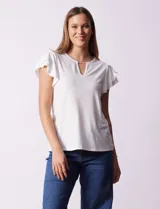 Blusa azul con cuello redondo, escote en V con aplique metálico y mangas cortas con volados en capas.