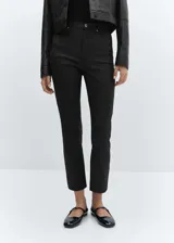 Pantalón de jean negro encerado, de corte slim y tiro medio.