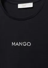 Remera negra de algodón con cuello redondo y logo de la marca estampado en el pecho.