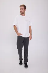 Camiseta blanca de algodón con estampado en la espalda con motivos geométricos y texto en color lila.