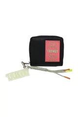 Billetera negra con cierre de cremallera, parche con logo Trendy en rosa y llavero con cordón y dije acrílico.