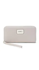 Billetera larga color gris de símil cuero, con cierre alrededor, múltiples compartimentos internos para tarjetas y documentos, bolsillo con cierre y correa de mano.
