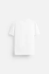 Camiseta negra de algodón con elasticidad, corte slim fit, cuello en V y mangas cortas.