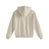 Canguro beige de algodón con capucha, bolsillo tipo canguro y logo bordado en el pecho.