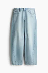 Pantalón de jean celeste claro, de corte amplio y tiro medio.