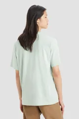 Remera color verde agua con logo Levi's estampado en blanco en el pecho.