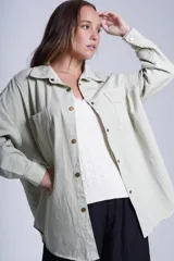 Sobrecamisa color beige de gabardina con cuello camisero, cierre frontal con botones a presión, dos bolsillos de parche en el pecho y corte holgado.