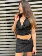 Top marrón con escote drapeado, cuello halter y espalda descubierta.