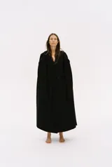 Abrigo largo de Zara Woman Collection confeccionado en tejido con 30% lana. Tiene cuello solapa de muescas, manga larga con abertura y botones, bolsillos con solapa en el delantero y de vivo en el pecho. Forro interior a tono y cierre frontal cruzado con botones.