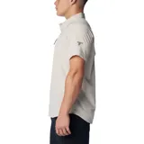 Camisa de manga corta color gris oscuro, con cierre de botones frontal, dos bolsillos en el pecho (uno con cierre de cremallera y otro con velcro), ventilación en la espalda y tecnología Omni-Shade™ Broad Spectrum UPF 50 y Omni-Wick™.