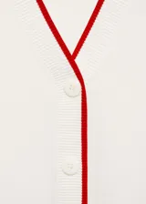 Cárdigan blanco de tejido de punto fino con cuello pico, terminaciones en contraste color rojo, diseño recto, cierre delantero con botones y manga larga.