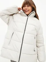 Campera puffer azul marino con cuello alto y cierre frontal.