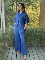 Pantalón marrón de lino con corte palazzo, cintura elastizada y cinturón de rafia extraíble.