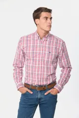 Camisa de hombre a cuadros rojos, azules y blancos, de manga larga y corte clásico.