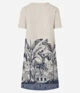 Vestido corto tipo t-shirt color beige, confeccionado en viscolino, con escote en V y mangas cortas. Presenta una estampa de arco de lapa en la falda.