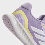 Championes de running Adidas modelo Runfalcon 5, color lila con las icónicas tres tiras en blanco y detalles amarillos. Poseen parte superior de malla transpirable, forro textil y mediasuela Cloudfoam para una amortiguación suave.