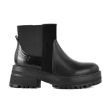 Bota Chelsea de cuero negro con elástico lateral, detalle de cuero charol en la parte trasera, suela track y plataforma.