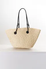 Bolso tipo shopper de paja color beige con asas de cuero sintético negro.