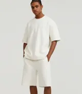 Bermuda masculina básica color negro confeccionada en algodón certificado BCI, con cintura elástica, cordón ajustable y bolsillos funcionales. Tejido leve y cómodo, ideal para looks casuales y versátiles.