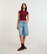 Remera rosa de algodón rib, de corte ajustado y largo, con cuello redondo y mangas cortas.